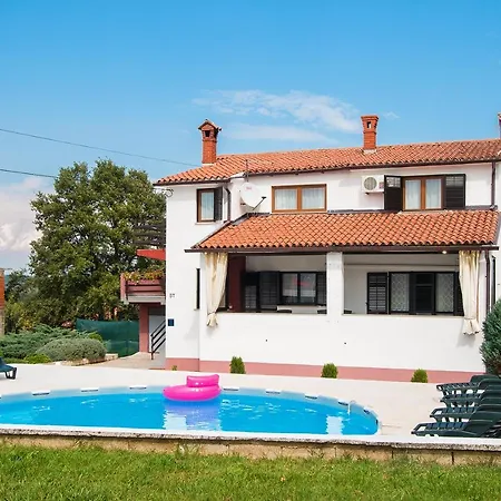 Apartment Lara Šajini