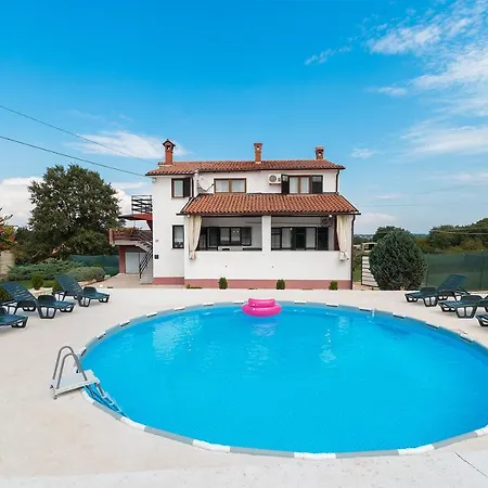 Lara Apartmán Šajini