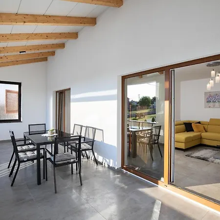 Lara Apartmán *