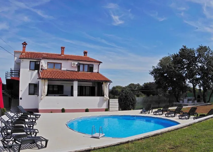 Lara Lejlighed Šajini