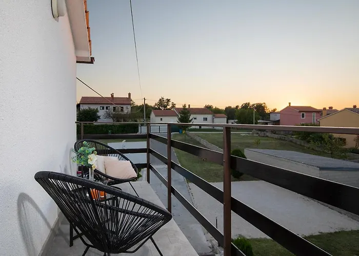 Lara Appartement Šajini