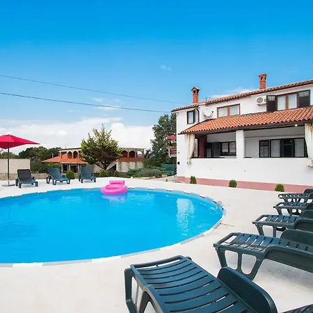 Lara Apartmán Šajini