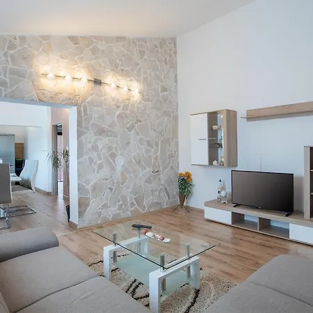 Apartment Lara *