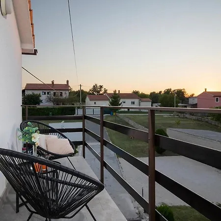 Lara Διαμέρισμα Šajini